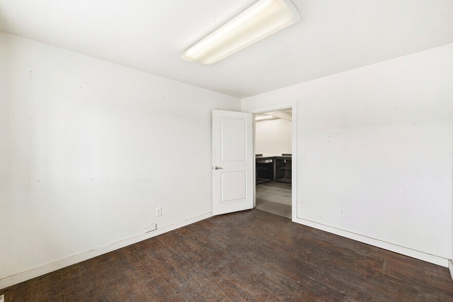 More Photos Of 80 Allegiance Cir, Evanston Industrial For Lease