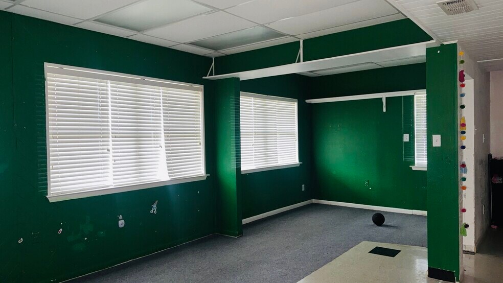 More Photos Of 109 W Midway Dr, Euless Medical For Sale