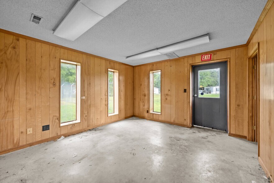 More Photos Of 808 E Parker St, Graham Industrial For Sale