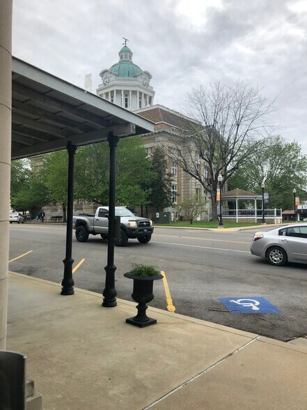 More Photos Of 131-135 N 1st St, Pulaski Medical For Lease