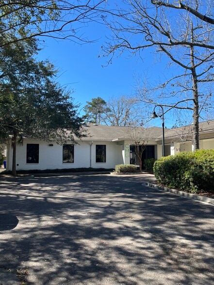 Primary Photo Of 975 Johnnie Dodds Blvd, Mount Pleasant Medical For Lease