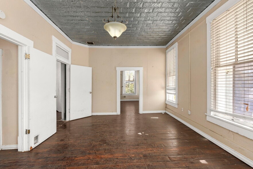 More Photos Of 1720 S Presa St, San Antonio Freestanding For Sale