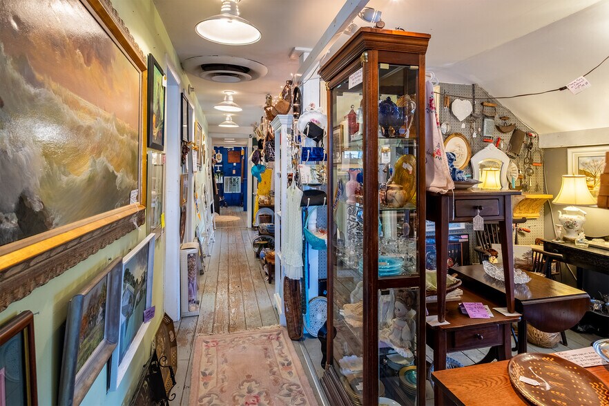 More Photos Of 3301 Franklin Ave, Millbrook General Retail For Sale