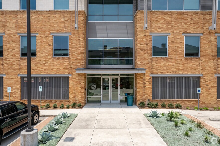 More Photos Of 13413 Galleria Cir, Bee Cave Office For Lease