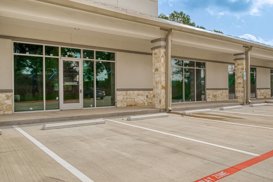 More Photos Of 910 East Ave, Katy Showroom For Lease