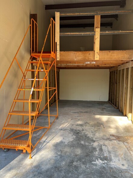 More Photos Of 120 Corporation Way, Venice Warehouse For Lease