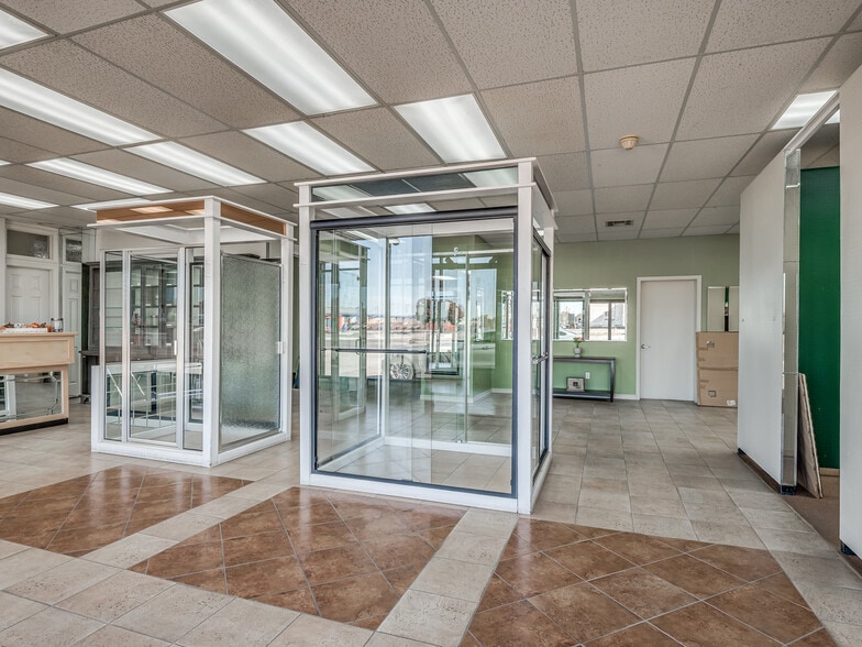 More Photos Of 3730-3732 N MacArthur Blvd, Warr Acres Showroom For Lease