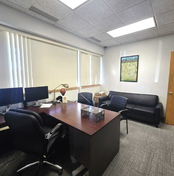 More Photos Of 1014 Federal Rd, Brookfield Movie Radio TVStudio For Sale