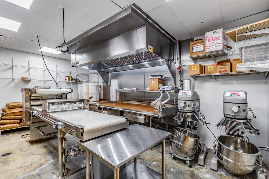 More Photos Of 18 N Dollins Ave, Orlando Warehouse For Lease