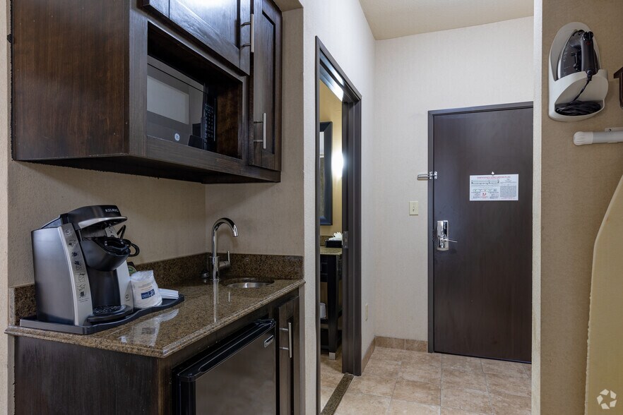 More Photos Of 9120 West Rd, Houston Hotel For Sale