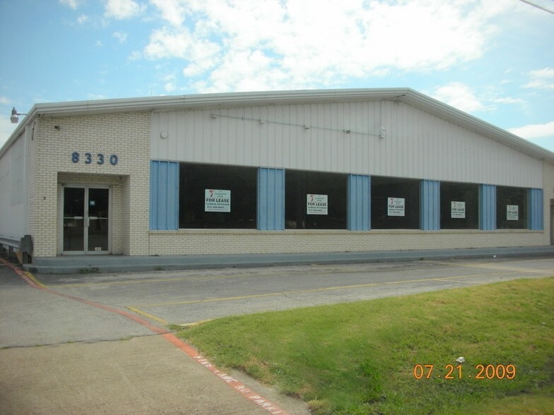 More Photos Of 8326-8330 Harry Hines Blvd, Dallas Auto Repair For Lease