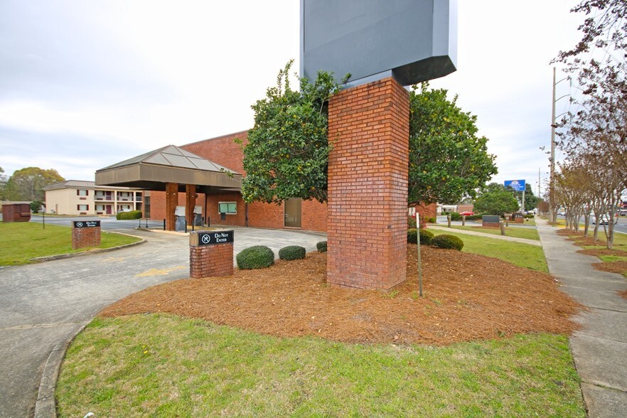 More Photos Of 1444 Watson Blvd, Warner Robins Office For Lease