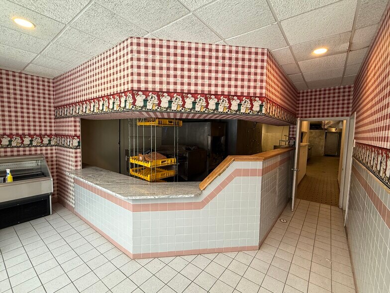 More Photos Of 10703 W Pleasant Valley Rd, Parma Freestanding For Lease