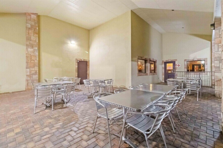 More Photos Of 1552 W King St, Cocoa Restaurant For Sale
