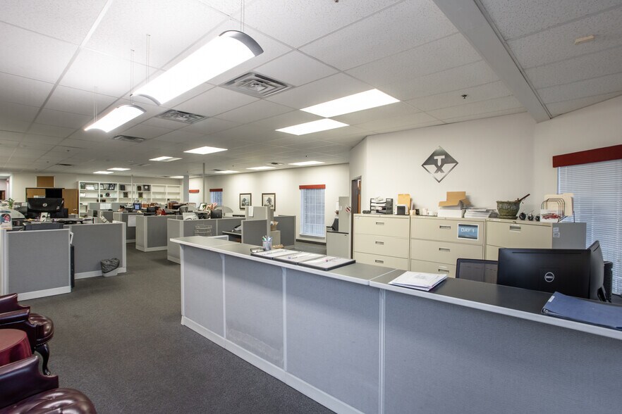 More Photos Of 831 W Euless Blvd, Euless Office For Lease