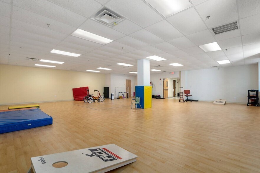 More Photos Of 141 Mansion Dr, Walpole Office For Sale