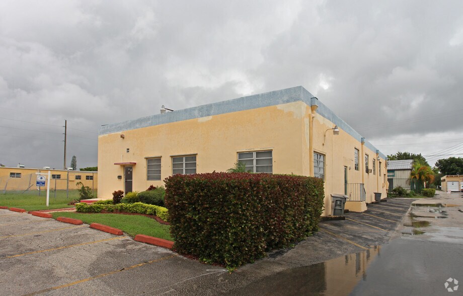 More Photos Of 2029 Taft St, Hollywood Service For Sale