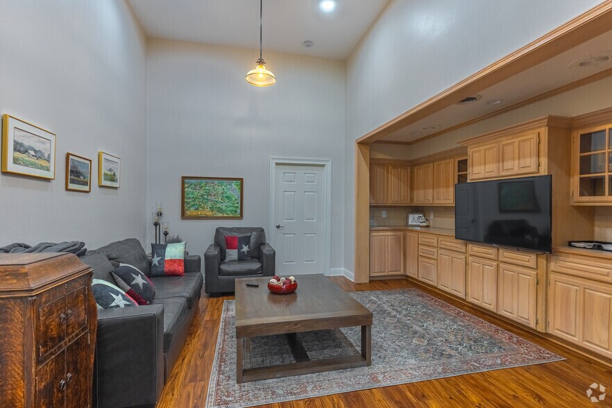 More Photos Of 117 San Augustine St, Center Office For Sale