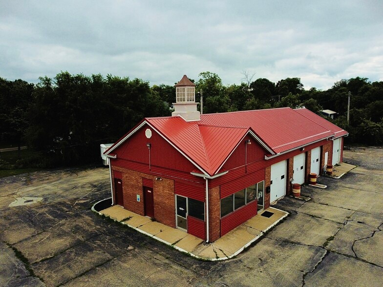 Primary Photo Of 301 S Chestnut St, Le Roy Auto Repair For Sale
