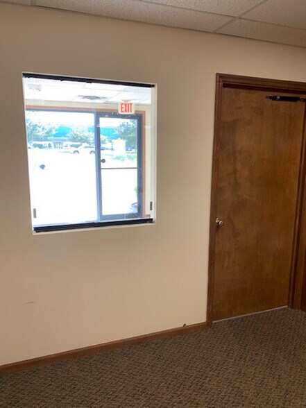 More Photos Of 6111-6117 Maxtown Rd, Westerville Warehouse For Lease