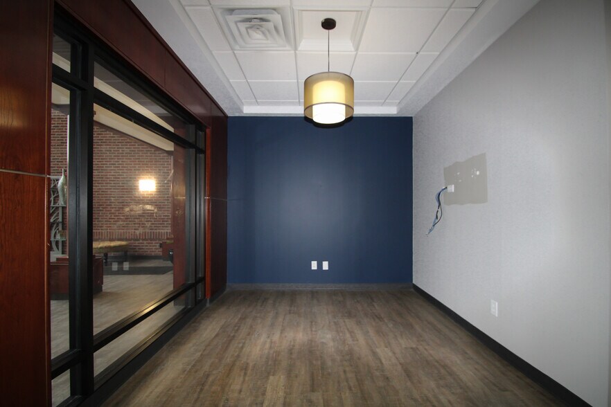 More Photos Of 9911 Shelbyville Rd, Louisville Office For Lease