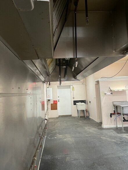 More Photos Of 337 Willard Ave, Newington Freestanding For Lease