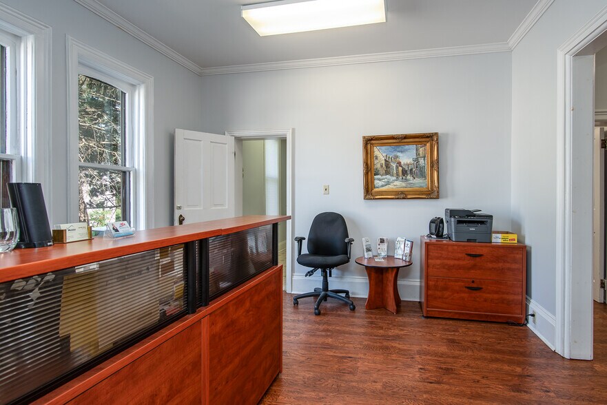 More Photos Of 109 College St, Kitchener Office For Sale