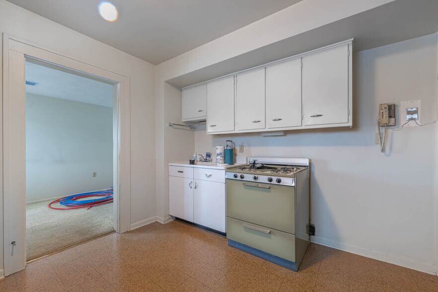 More Photos Of 227 E Cecil St, Springfield Restaurant For Sale