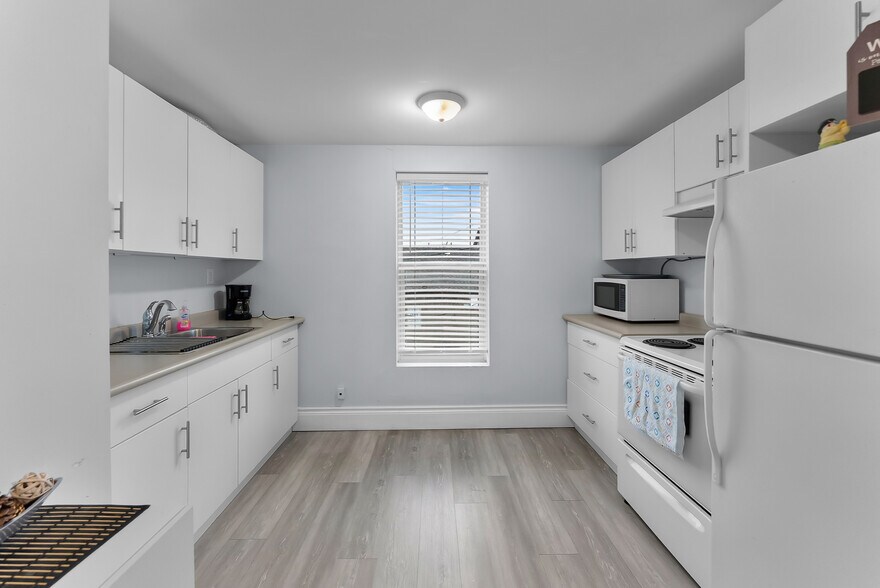 More Photos Of 5848 Ferry St, Niagara Falls General Retail For Sale