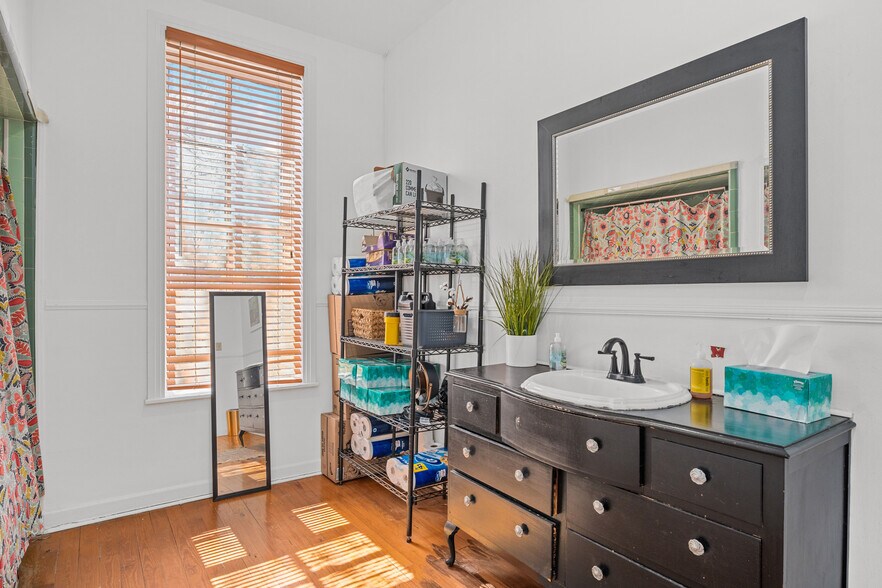 More Photos Of 1002 N Flores St, San Antonio Loft Creative Space For Lease