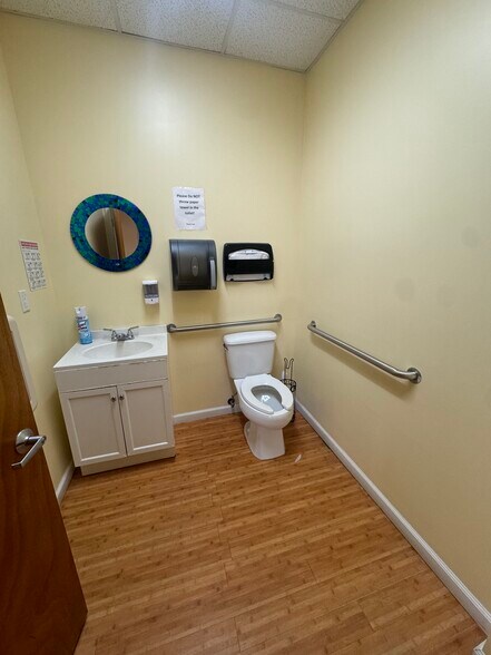 More Photos Of 634 Anderson Ave, Cliffside Park Office For Lease