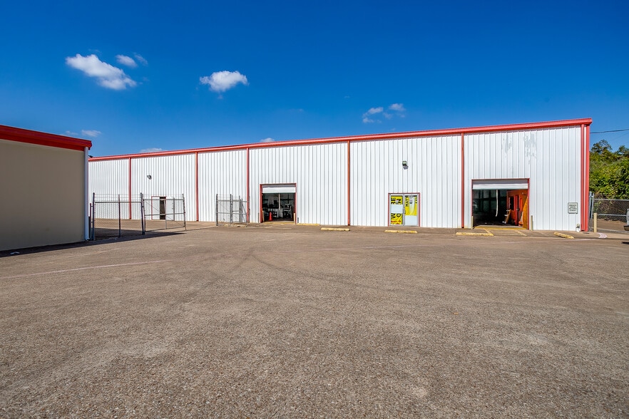 More Photos Of 1841 W Division St, Arlington Warehouse For Sale
