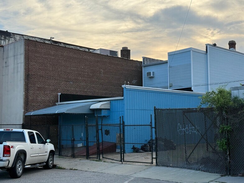 More Photos Of 21 E Marie St, Hicksville Storefront Retail Residential For Lease