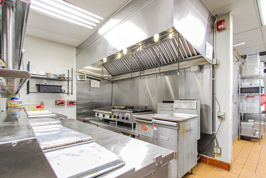 More Photos Of 614 Adams St, Toledo Restaurant For Lease