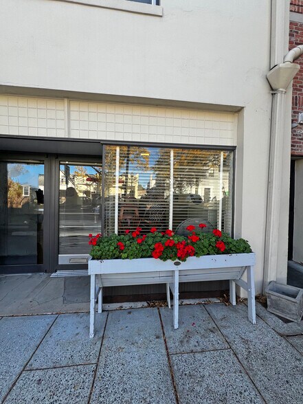 More Photos Of 11 Oak St, Ridgewood General Retail For Lease