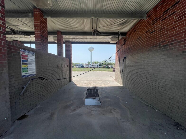More Photos Of 931 E Dallas Ave, Cooper Self Storage For Sale