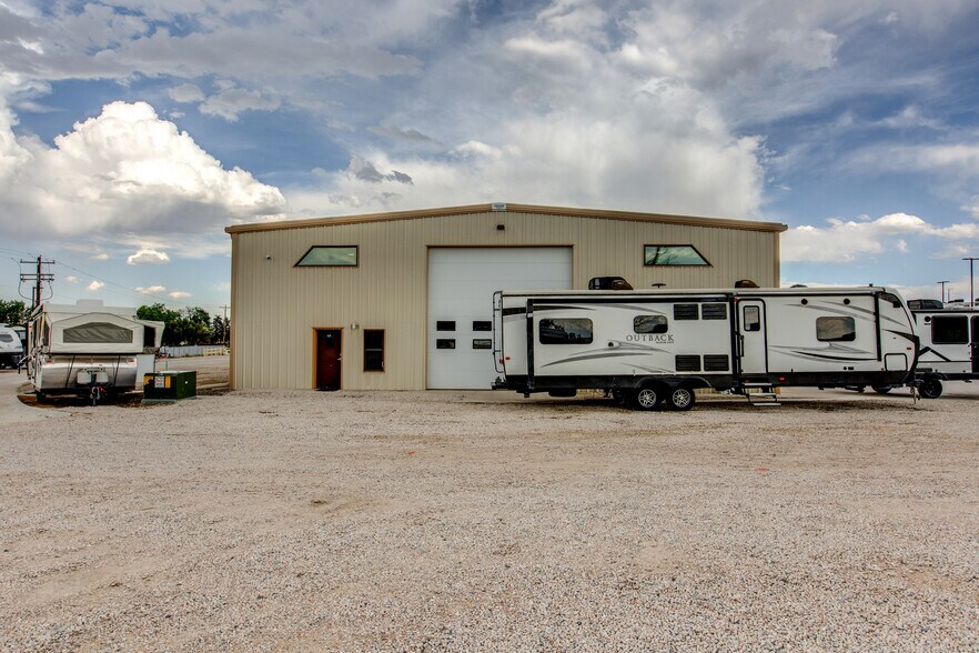 More Photos Of 4081 Camelot Cir, Longmont Showroom For Lease