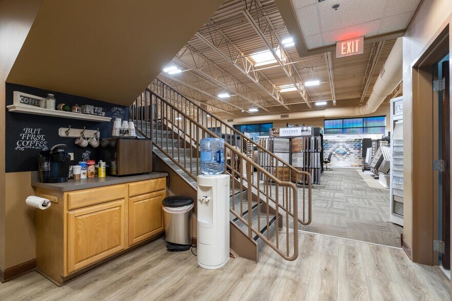 More Photos Of 13412 W 159th St, Homer Glen Showroom For Sale