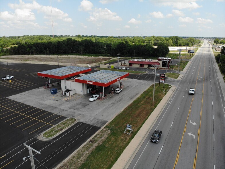 More Photos Of 1832 S Maiden Ln, Joplin Convenience Store For Sale