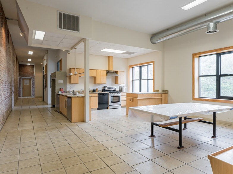 More Photos Of 701 Oriole Dr, Hendersonville Warehouse For Sale