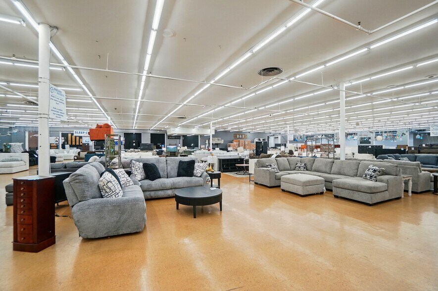 More Photos Of 50 Eswin St, Cincinnati Freestanding For Sale