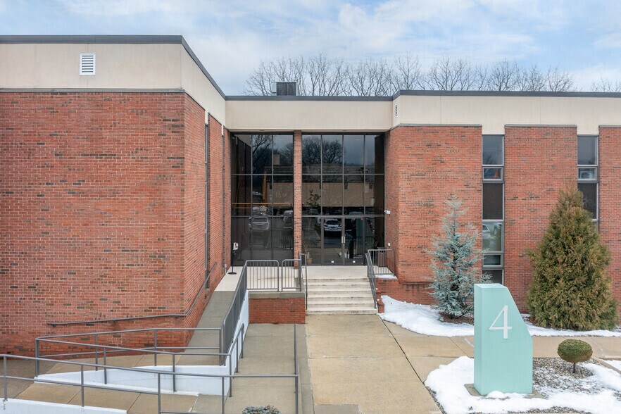 More Photos Of 4 Park Plz, Wyomissing Office For Sale