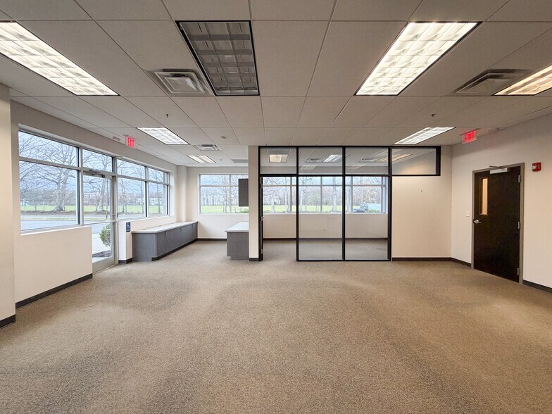 More Photos Of 10 County Line Dr, Cromwell Warehouse For Lease