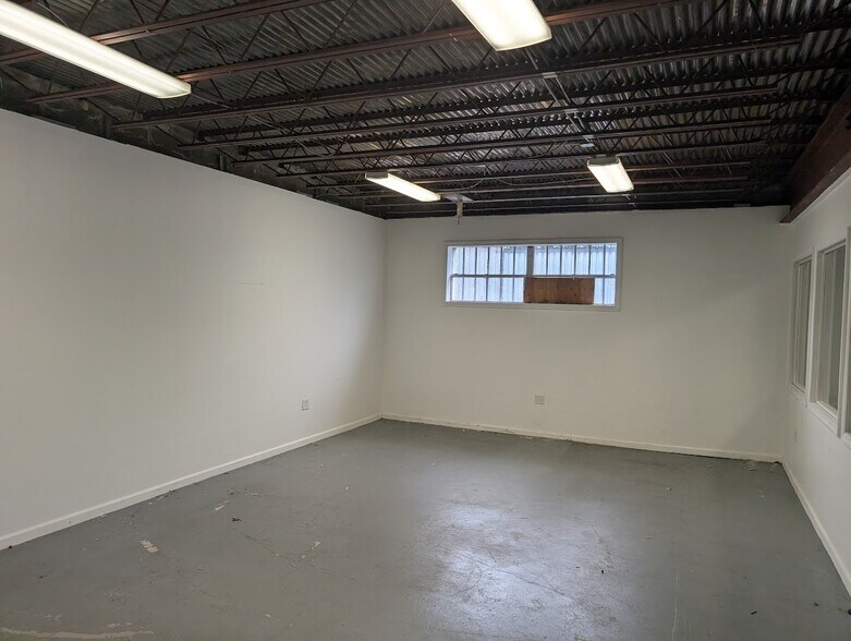 More Photos Of 43 Polk Ave, Hempstead Warehouse For Sale