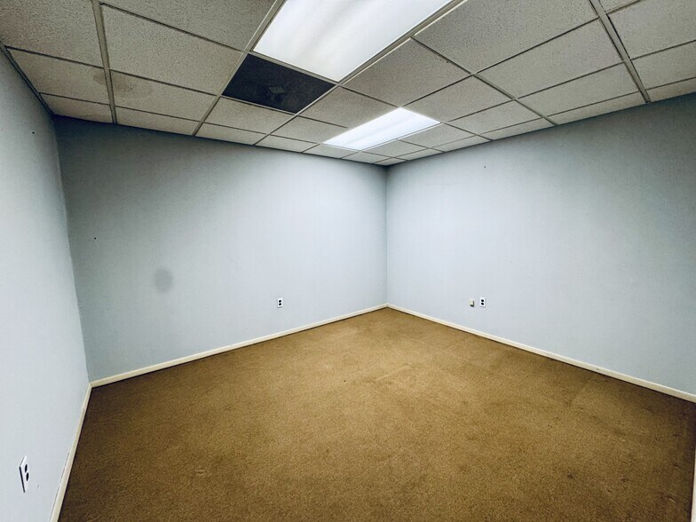 More Photos Of 375 Wyandanch Ave, North Babylon Warehouse For Lease