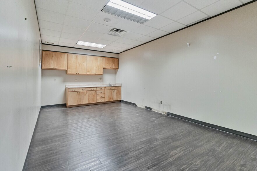 More Photos Of 429 Jefferson St, Kerrville Light Manufacturing For Lease