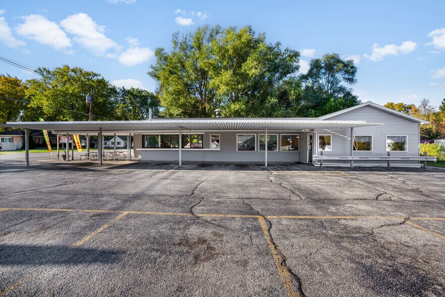More Photos Of 5036 Paw Paw Lake Rd, Coloma Restaurant For Sale