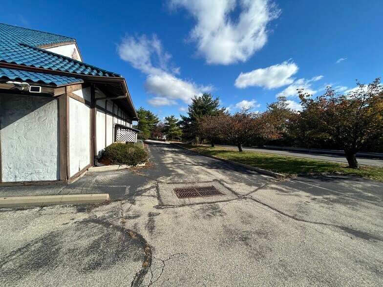 More Photos Of 8 Tech One Dr, Monroeville Restaurant For Lease