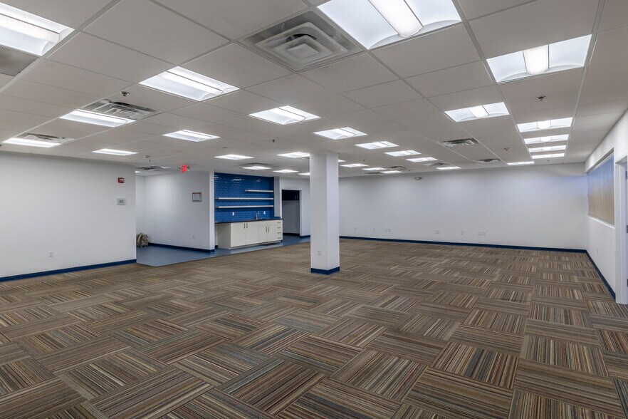 More Photos Of 305 Veterans Blvd, Carlstadt Warehouse For Lease
