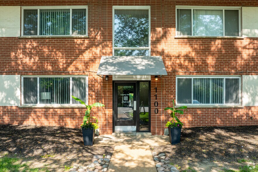 More Photos Of 1100 Indian Circle Dr, Olivette Apartments For Sale
